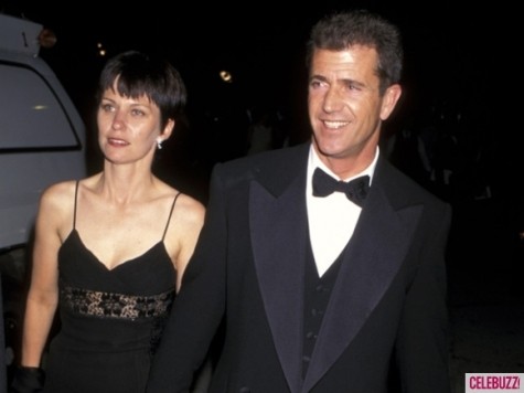 Mel Gibson và Robyn Moore. Phu nhân của tài tử gạo cội Mel Gibson - Robyn Moore - cuối năm 2011 đã dứt khoát trình đơn ly dị sau cuộc hôn nhân mặn nồng kéo dài 28 năm với ngôi sao của 'Trái tim dũng cảm'. Trước đây, Gibson cũng từng trình đơn kiến nghị, tuyên bố ngày ly thân của họ là ngày 26/8/2006. Vì không ký thỏa thuận tiền hôn nhân nên khi ly dị vợ, tài tử Mel Gibson buộc lòng phải chia đôi số tài sản khổng lồ mà mình đang sở hữu (850 triệu đô). Để đổi lấy tự do, Gibson đã mất 425 triệu đô- đây có thể coi là vụ ly hôn tốn kém nhất trong lịch sử.